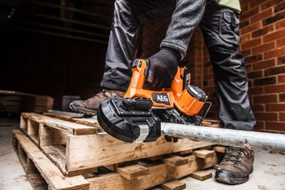 Scie à ruban compacte sans fil sans batterie Brushless 18 V BNS18SBL-0 - AEG