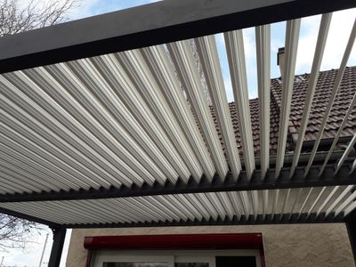 Pergola bioclimatique autoportante en aluminium PER3630BIW gris 10,8 m², Livraison à domicile incluse - HABRITA