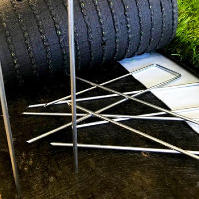 Systèmes de fixation pour gazon synthétique par 10 AGCO