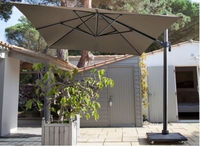 Parasol déporté 3 x 4 m à manivelle inclinable aluminium châssis gris et toile taupe - PROLOISIRS