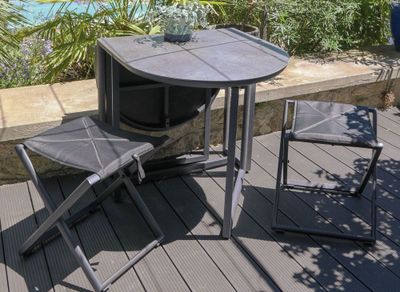 Ensemble repas balcon pliant pour 2 personnes 1 table et 2 tabourets gris PROLOISIRS Livraison à domicile incluse