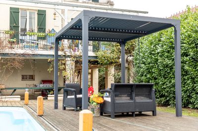 Pergola bioclimatique autoportante manuelle aluminium balcon et terrasse PER2430BI gris 7,2 m², Livraison à domicile incluse - HABRITA