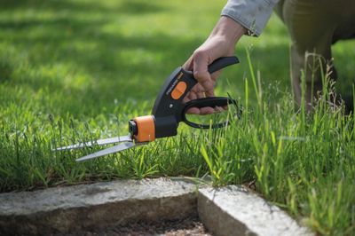 Cisaille à gazon GS42 Servo-System 360° FISKARS
