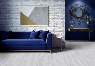 Sol vinyle effet bois blanc SUNNY ép 4,5 mm 21,2 x 123,9 cm compatible pièce humide paquet de 2,10 m² GERFLOR
