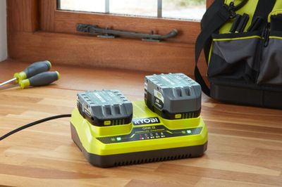 Chargeur deux ports 18 V - 4,0 A/2,0 A ONE+ RC18240 - RYOBI