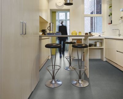 Sol PVC décor béton gris SAFIRA rouleau de 4m vendu au m² BEAUFLOR