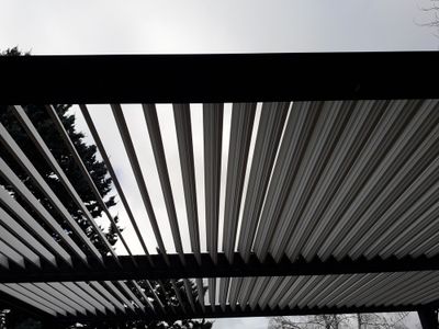Pergola bioclimatique autoportante en aluminium XXL PER3660BIW gris 21,52 m², Livraison à domicile incluse - HABRITA