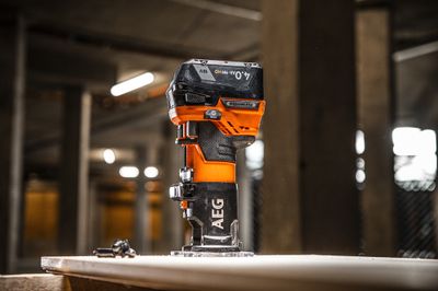 Affleureuse 18V Brushless  BOF18BL2-0 sans batterie AEG