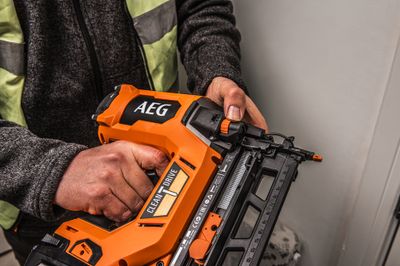 Cloueur de finition Brushless sans fil sans batterie B18BN16 0 - AEG