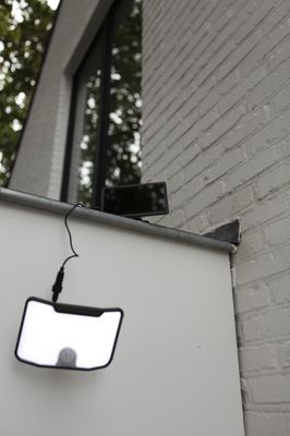 Projecteur extérieur LED solaire + détecteur de mouvements Kombo anthracite IP54 500 lumens lumière du jour - COREP