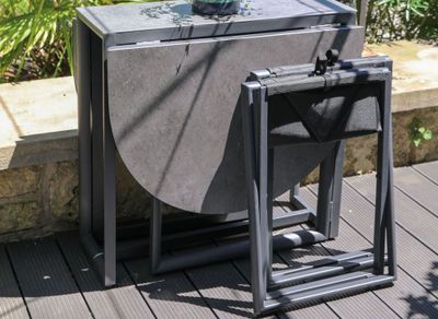 Ensemble repas balcon pliant pour 2 personnes 1 table et 2 tabourets gris PROLOISIRS Livraison à domicile incluse