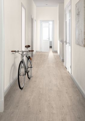 Sol stratifié décor chêne BERDAL ép 8 mm 19,3 x 129,2 cm AC4 compatible pièce humide 1,99m²/pqt EGGER