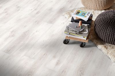 Sol stratifié décor chêne blanc ép 7 mm 19,3 x 137,6 cm AC3 paquet de 2,390 m² KRONOTEX