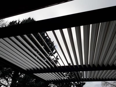 Pergola bioclimatique autoportante en aluminium XXL PER3660BIW gris 21,52 m², Livraison à domicile incluse - HABRITA