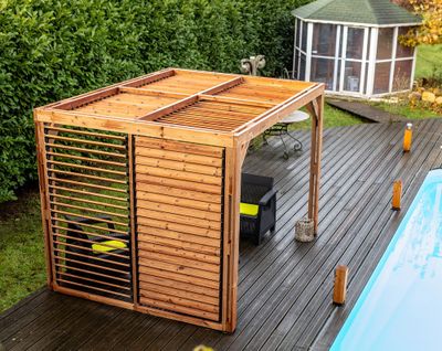 Pergola autoportante en bois traité thermachauffé avec ventelles mobiles sur toit et un mur L 3,13 x l 2,34 x h 2,17 m, Livraison à domicile incluse - HABRITA