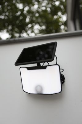 Projecteur extérieur LED solaire + détecteur de mouvements Kombo anthracite IP54 500 lumens lumière du jour - COREP