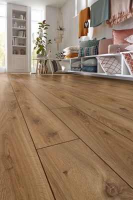 Sol stratifié décor chêne doré AQ.AMAZONE ép10 mm 15,7 x 138 cm AC5 compatible pièce humide 1,30 m² /pqt KRONOTEX
