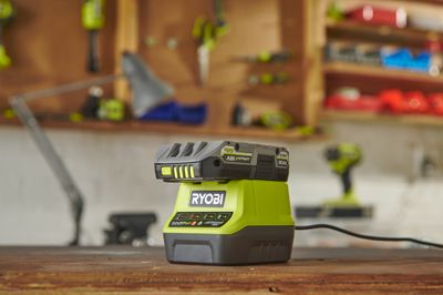 Batterie Lithium + 18V - 2,0 Ah compacte ONE+ pack chargeur rapide 2,0 A RYOBI