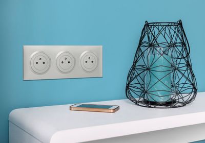 Prise électrique triple affleurante avec terre + plaque + boîte Aluminium - Dooxie LEGRAND