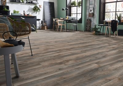 Sol stratifié décor chêne gris MACRO ép 12 mm 18,8 x 184,5 cm AC5 paquet de 1,387 m² KRONOTEX