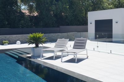 Bain de soleil Hibiscus grande largeur aluminium blanc et textilène gris GIVEX