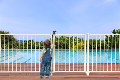 Portillon de piscine à barreaux en aluminium blanc 1,10 m - HOMALU