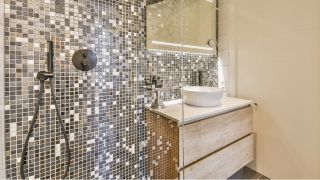 Nomenclature Mosaïque et galet pour douche