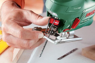 Scie sauteuse compacte 620 W avec 5 lames PST 9500 PEL BOSCH