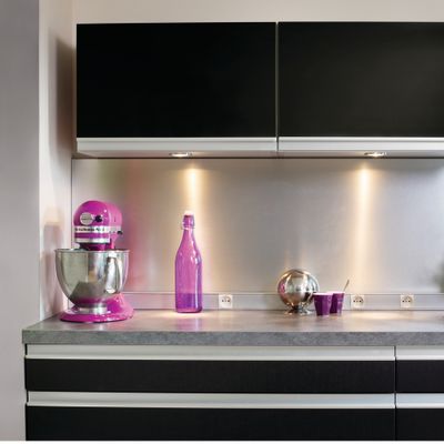 Goulotte cuisine en PVC 54 x 54 mm avec 4 prises 2 pôles + terre longueur 2 m couleur aluminium TEHALIT
