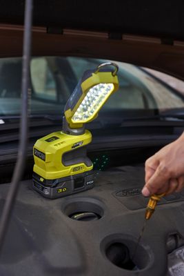 Lampe baladeuse LED 18 V ONE+ 900 lumens - RYOBI