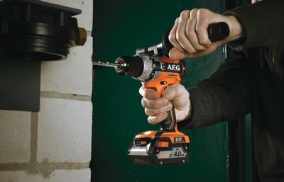 Perceuse à percussion sans fil 18 V BSB18C2BL-402C (Brushless, 2 batteries) - AEG