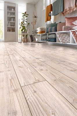 Sol stratifié décor épicéa clair AQ.AMAZONE ép 10 mm x 15,7 x 138 cm AC5 compatible pièce humide 1,30 m² /pqt KRONOTEX