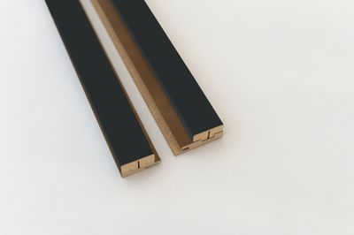 Profil de finition MDF 3D Latt Luxx noir mat sur fond bronze - Lot de 2 - 20 x 36/48 x 2500 mm - AJ TIMBER