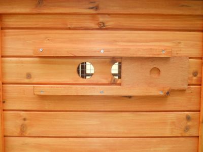 Poulailler en bois teinté clair avec toit bitumé 1 pente 1,50 m², Livraison à domicile incluse - HABRITA