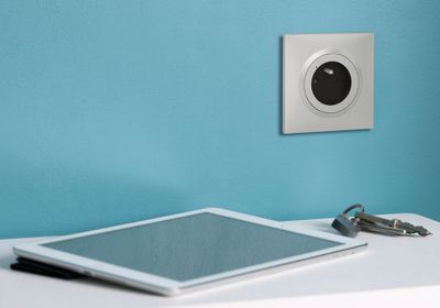 Prise électrique connectée encastrable avec terre + plaque Aluminium - Dooxie with Netatmo LEGRAND
