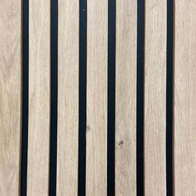 Panneau acoustique mural mdf 3D Latt finition chêne naturel sur fond noir - 20 x 287 x 2500 mm - AJ TIMBER