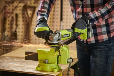 Perceuse-visseuse - Scie sauteuse - Meuleuse d'angle 18 V ONE+ avec batteries 2,0 Ah et 4,0 Ah et accessoires RCK183-242S - RYOBI